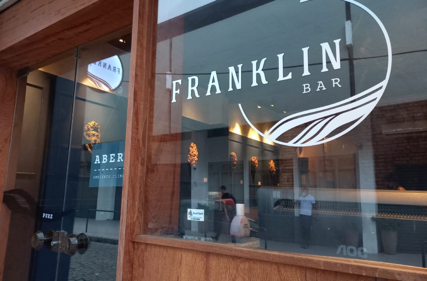  Bar de Florianópolis presta homenagem para Franklin Cascaes