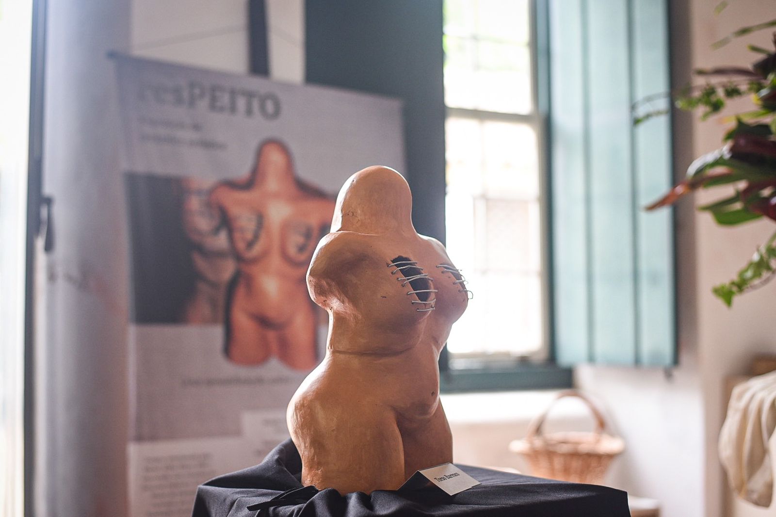 Museu Etnográfico Casa dos Açores abriga exposição de cerâmica sobre câncer de mama