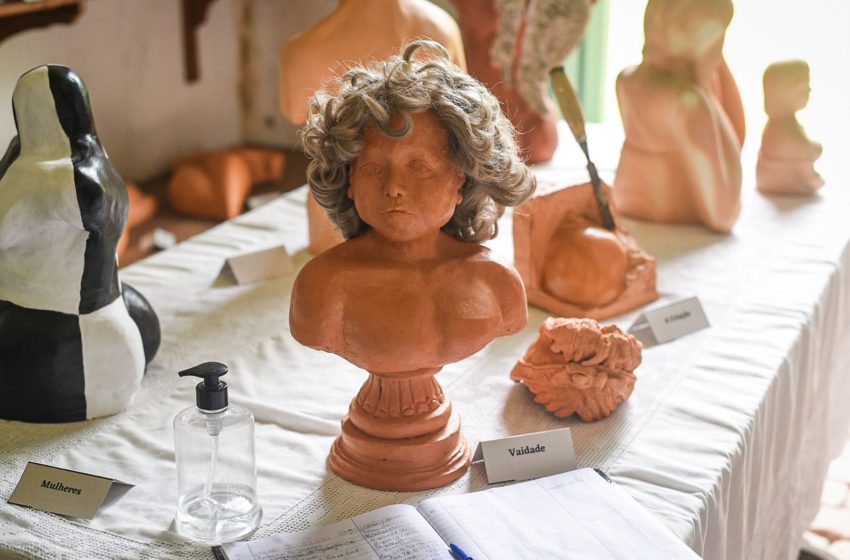  Museu Etnográfico Casa dos Açores abriga exposição de cerâmica sobre câncer de mama