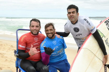 Após perder movimento do braço, catarinense inspira jovens no surf adaptado Paulo Renato Loreto, Fidel Teixeira e Derek Rabelo_Crédito WSL_MARCIO DAVID