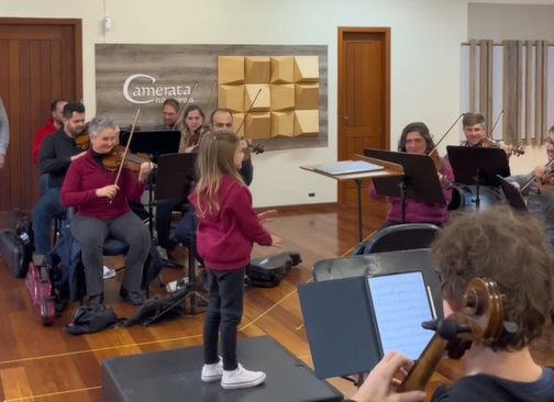  Crianças viram maestro por um dia em passeio na Camerata Florianópolis